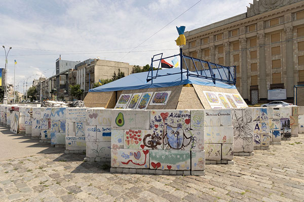 Art on a barricade on Freedom Square | Plaza de Libertad de Járkiv | Ucrania