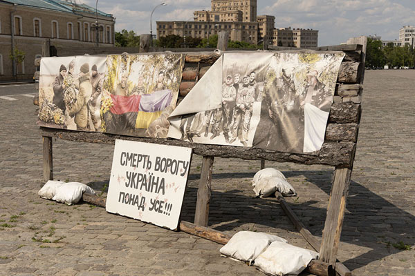 Foto di Posters with soldiers on Freedom Square - Ucraina - Europa