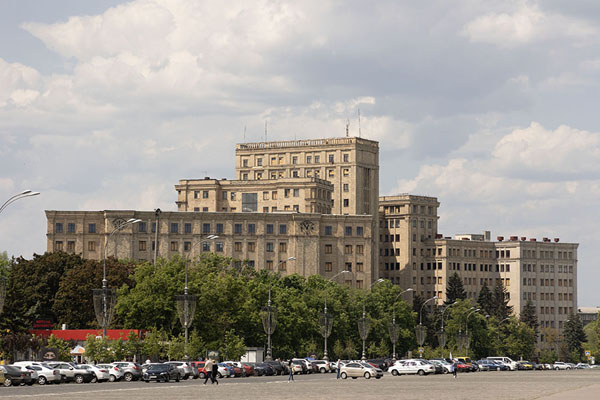 Large university building on Freedom Square with most windows broken | Plaza de Libertad de Járkiv | Ucrania