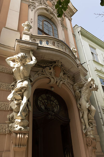 Foto van Lavishly decorated building in LvivIndrukken van Lviv - Oekraïne