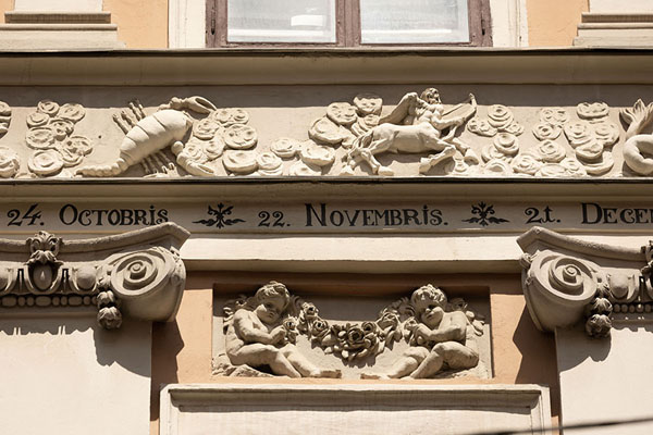 Close-up of sculptured ornaments of a building in the Armenian Quarter of Lviv | Indrukken van Lviv | Oekraïne