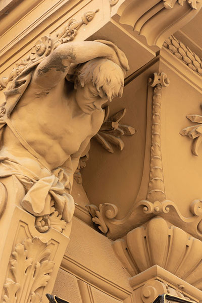 Detail of a sculpture carrying the weight of a building in Lviv | Indrukken van Lviv | Oekraïne