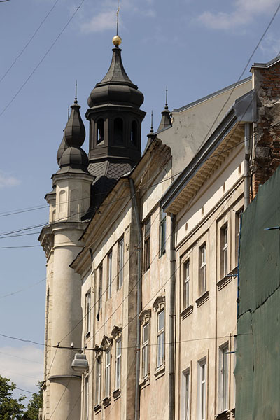 Foto van Row of houses with tower in the Armenian Quarter of LvivIndrukken van Lviv - Oekraïne