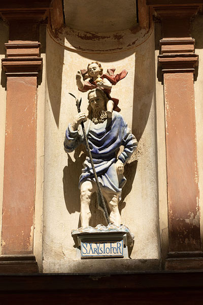 Detail of a building with a statue in a niche | Indrukken van Lviv | Oekraïne