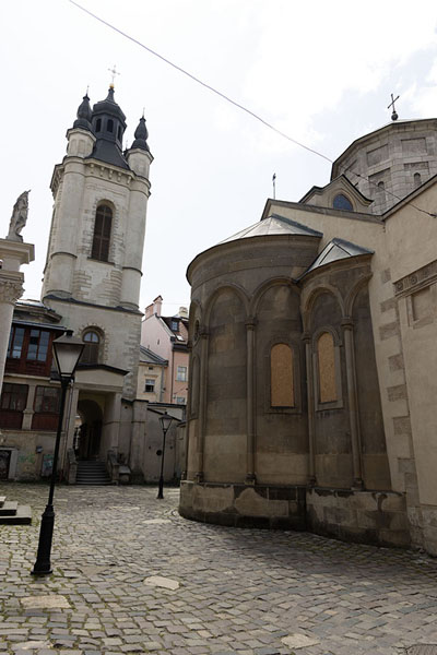 Foto van Small square with St Christopher's Column and Armenian churchIndrukken van Lviv - Oekraïne