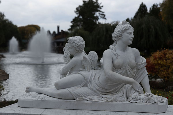 Sculptures with fountains and lake in the background | Palazzo Mezhyhirya | Ucraina