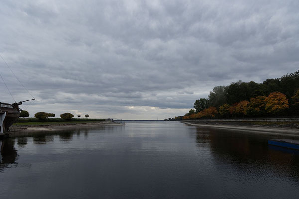 Banks of the Dnipro river with the barge on the left | Palacio Mezhyhirya | Ucrania