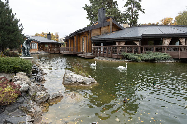 Lake with saunas and hot baths in the background | Palacio Mezhyhirya | Ucrania