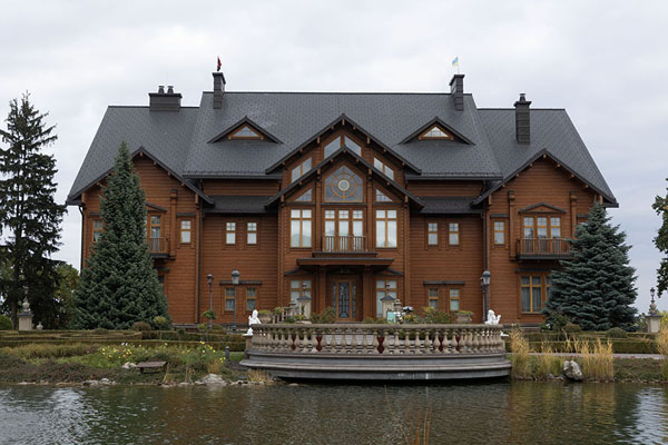 Honka House with one of the lakes in the foreground | Mezhyhirya Paleis | Oekraïne
