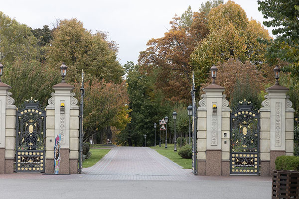 Foto van Entrance gate of Mezhyhirya PalaceKyiv - Oekraïne