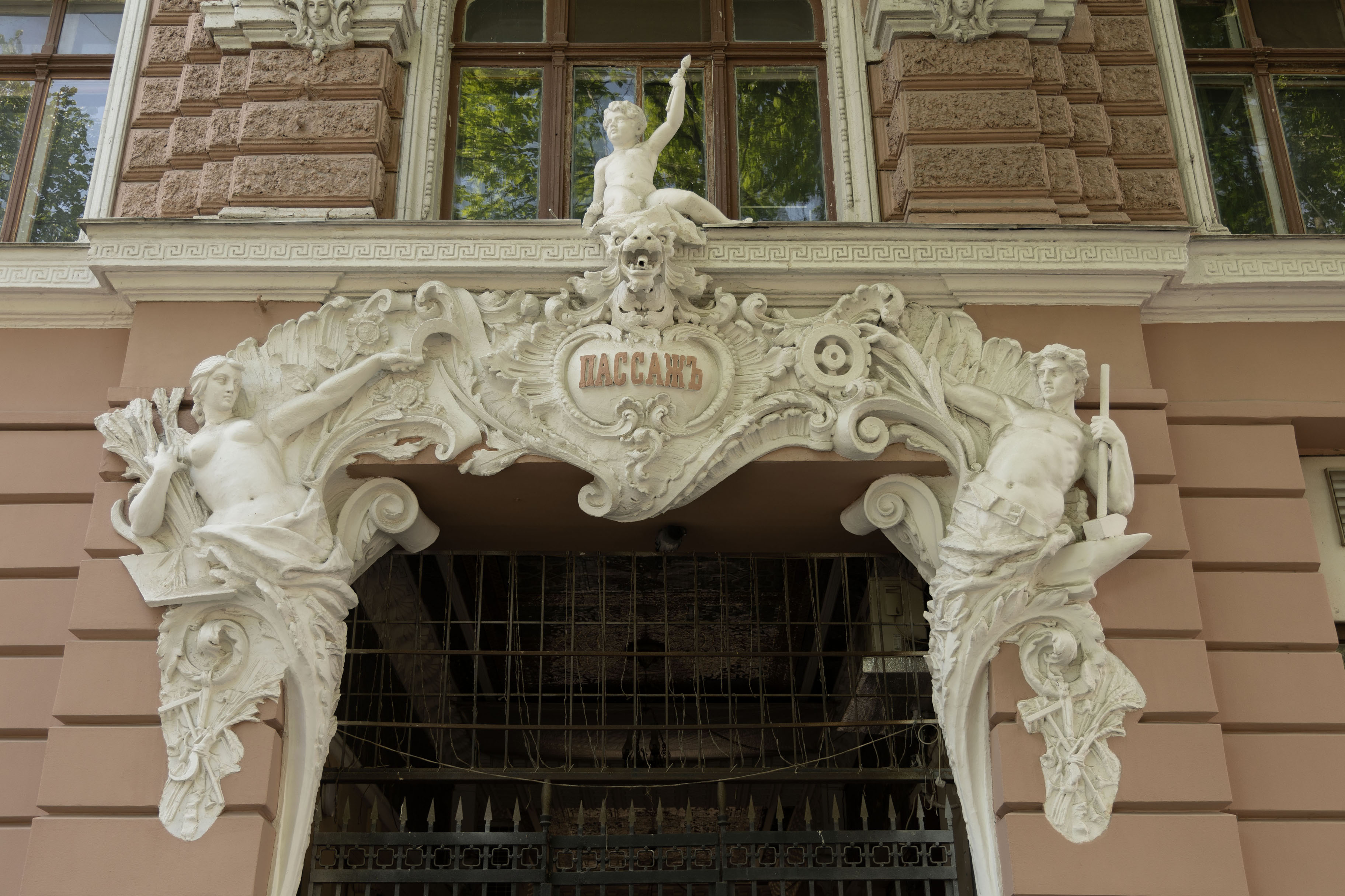 The lavishly sculpted entrance of the Passage in Odesa | Odesa indrukken | Oekraïne
