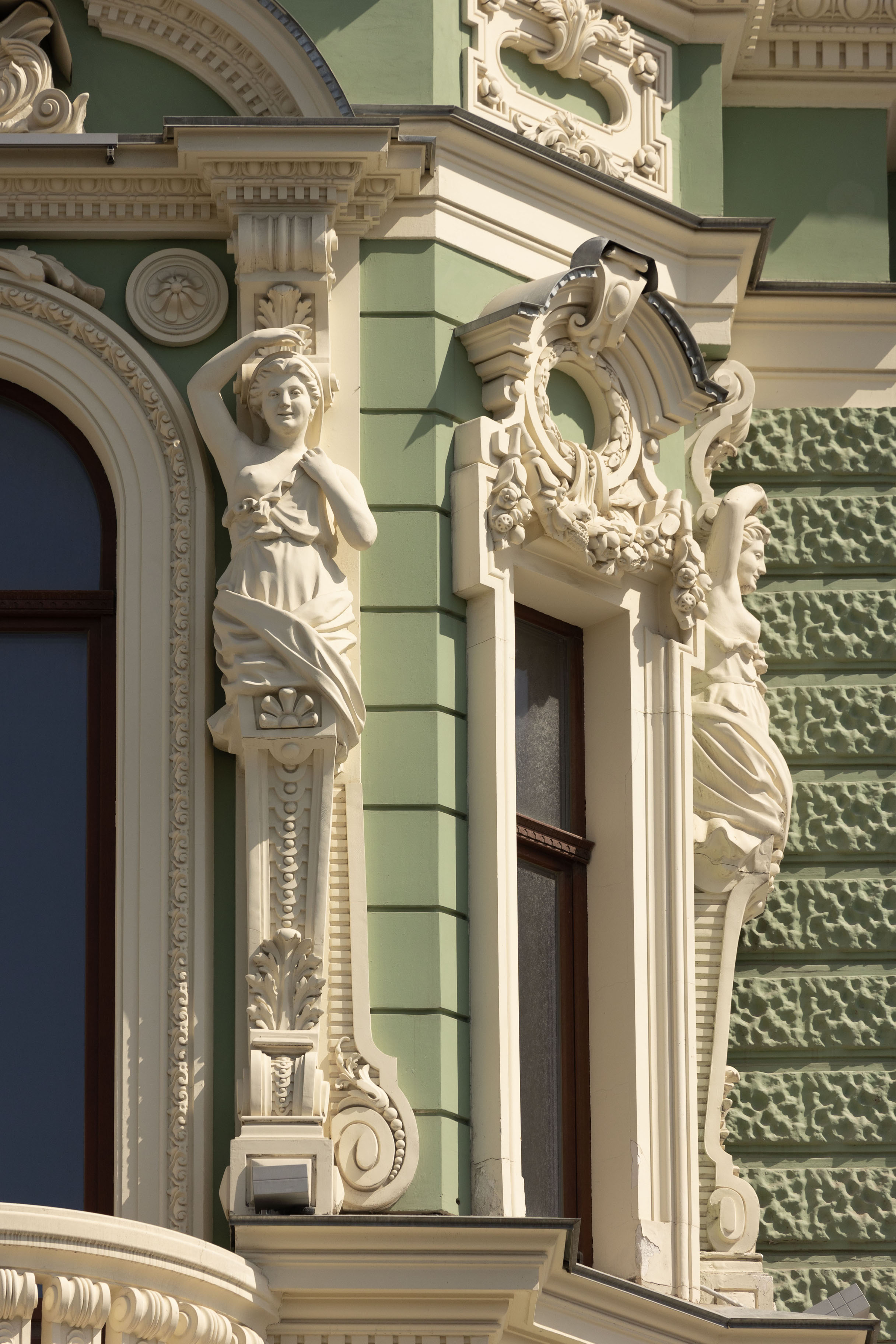 Foto van Female statues on the side of Dokhodnyi dom Libmana in Odesa - Oekraïne - Europa