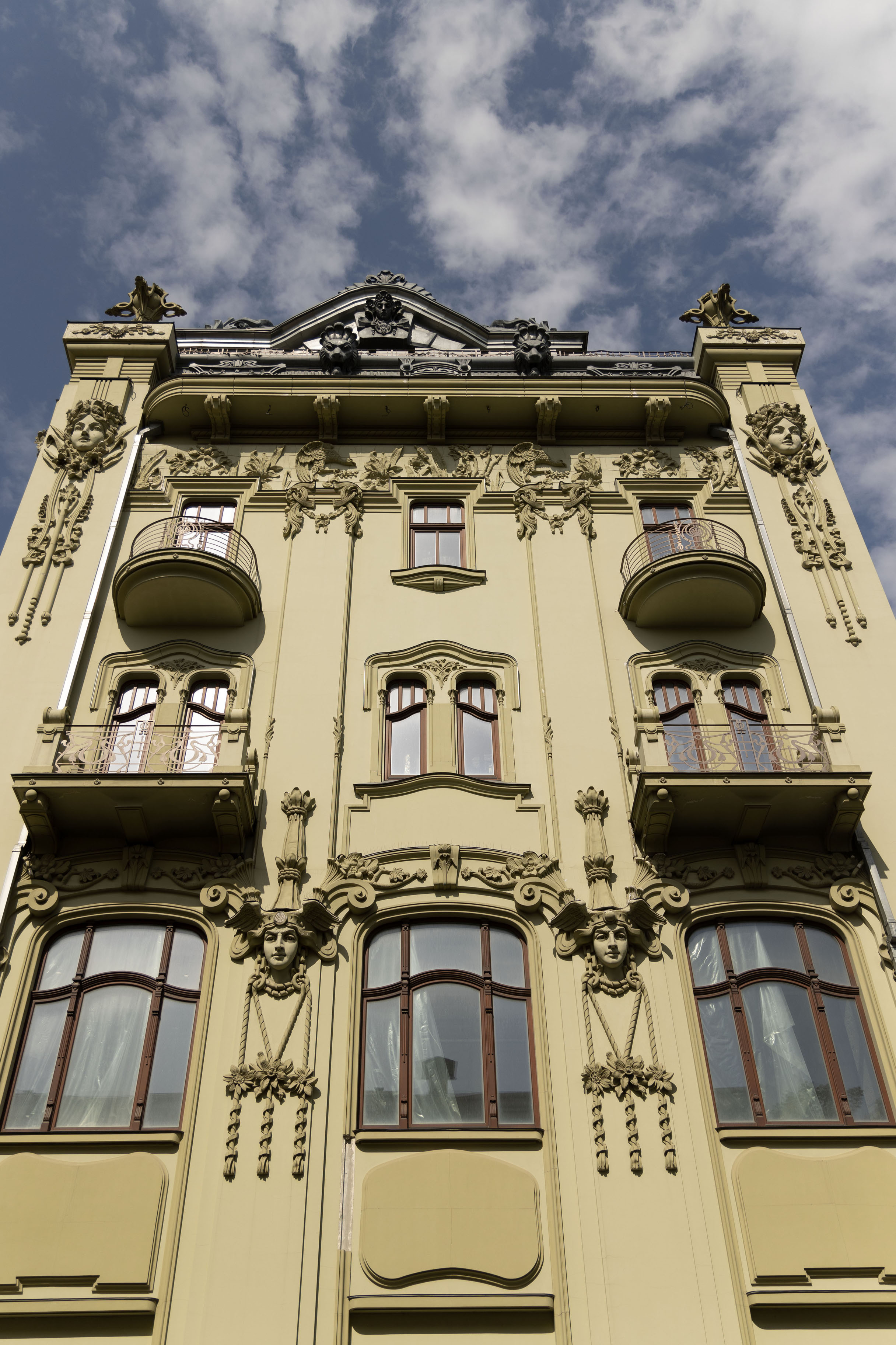 Looking up one of the many elegant buildings in Odesa | Impressions de Odesa | Ukraine