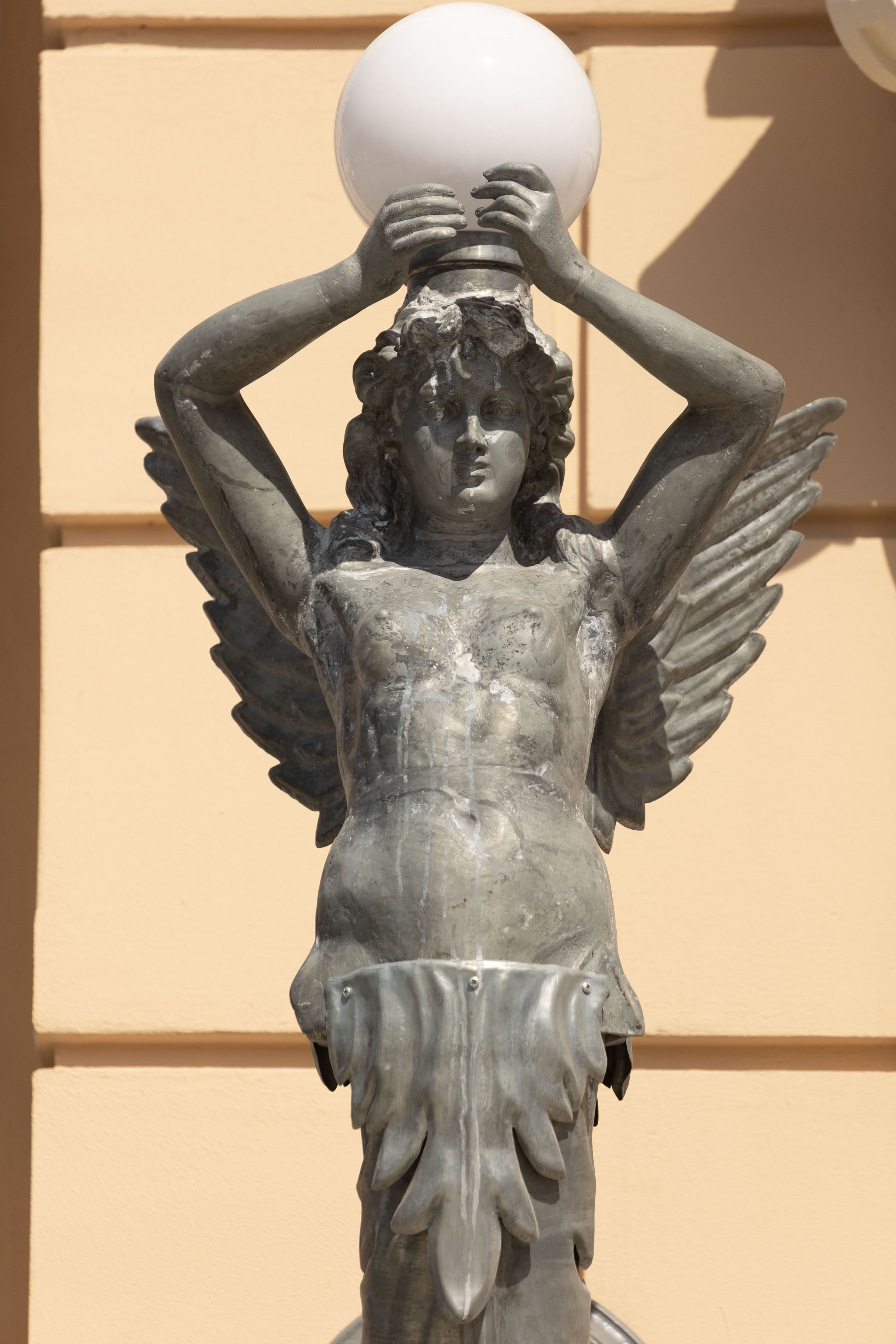 Foto di Statue of angel holding a lamp on the corner of a building in OdesaOdesa - Ucraina