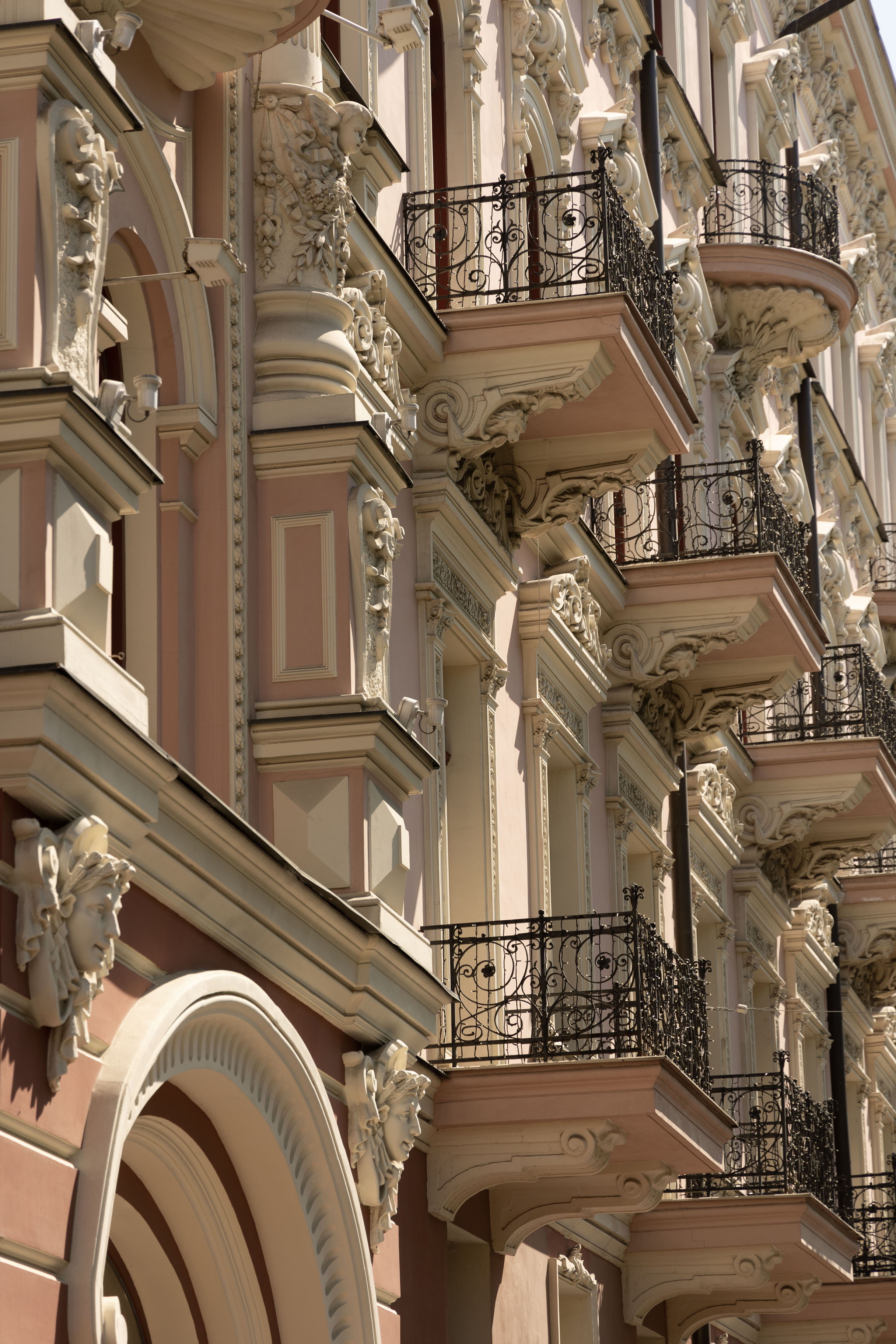 Side view of Hotel Bristol, one of the many attractive baroque buildings of Odesa | Odesa indrukken | Oekraïne