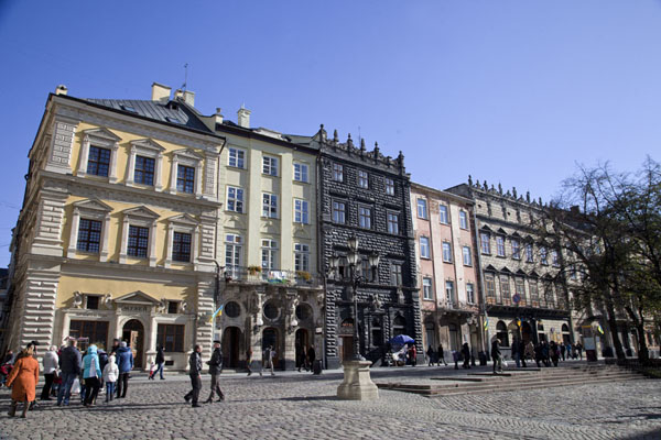 Photo de Houses in renaissance and rococo styles on the eastern side of Market Square - Ukraine - Europe