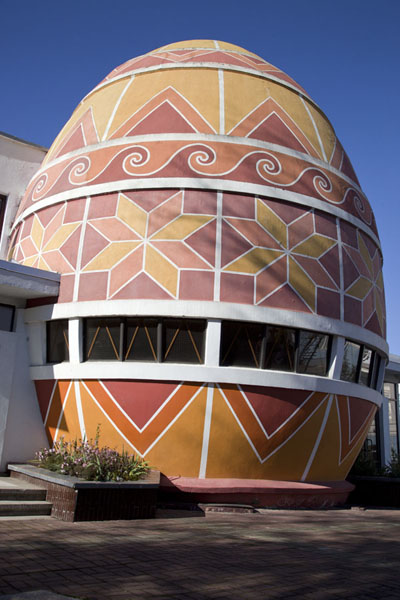 Foto van The exterior of the museum, shaped like a huge Easter egg, or pysankyKolomyya - Oekraïne