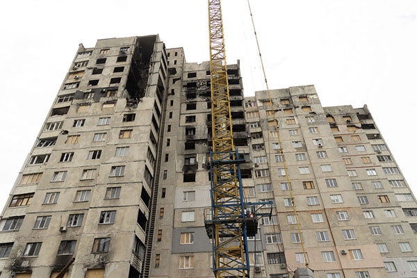 Looking up a destroyed building with a crane | Saltivka | Oekraïne
