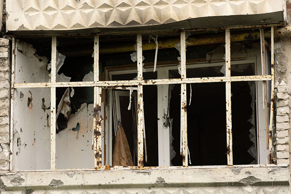 Photo de Detail of a destroyed building in SaltivkaCharkiv - Ukraine