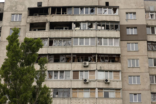 Foto van Destruction in one of the apartment blocks in SaltivkaKharkiv - Oekraïne