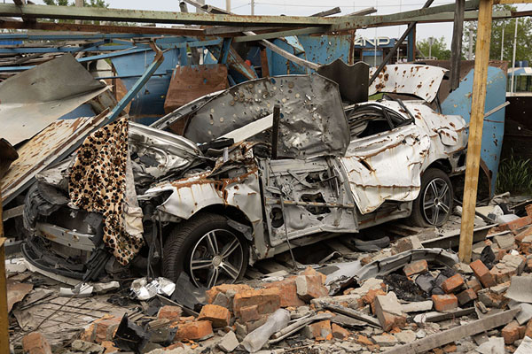 Foto van Destroyed building and car with bullet holesKharkiv - Oekraïne