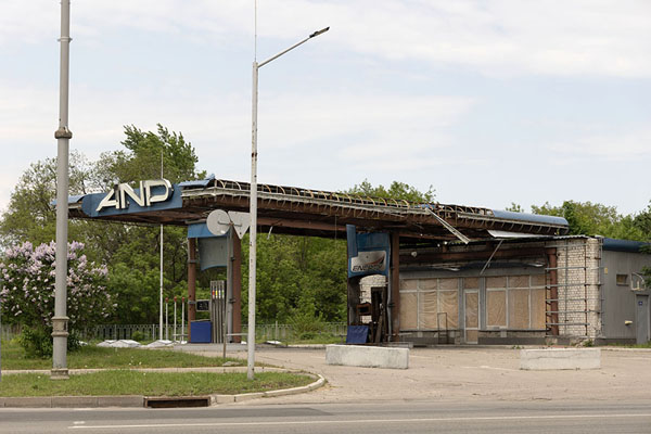 Foto van Destroyed gas station in SaltivkaKharkiv - Oekraïne