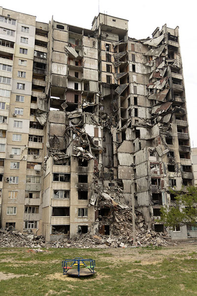 Foto van Destroyed apartment block with playground for kids in the foregroundKharkiv - Oekraïne