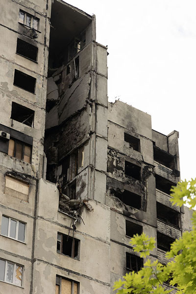 The trajectory of the missile can still be seen, destroying five floors in this building in Saltivka | Saltivka | Oekraïne