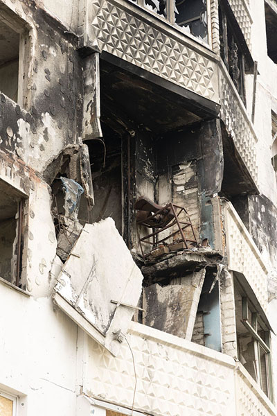Destroyed furniture standing on the remains of a floor in a flat in Saltivka | Saltivka | Oekraïne
