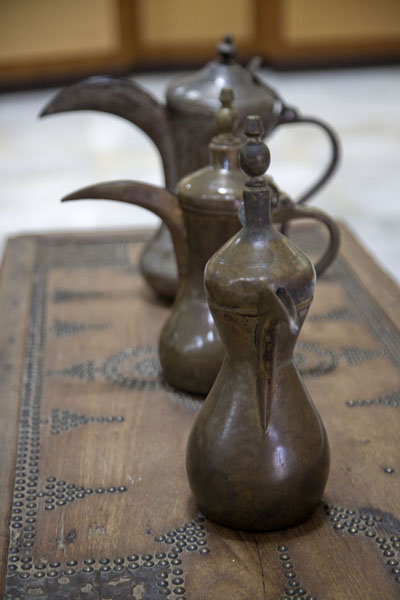 Coffee cans on top of a wooden box | Al Ain National Museum | Emirati Arabi Uniti