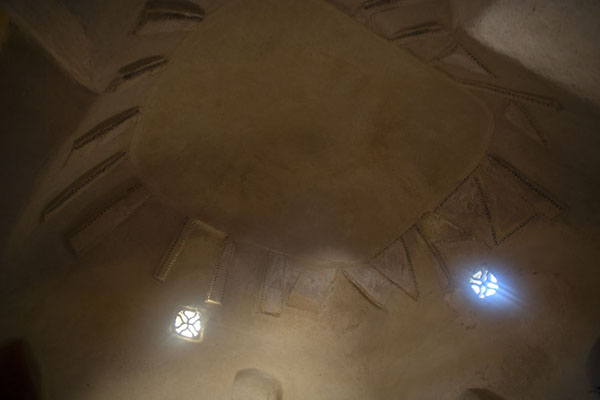 Foto di Looking up at the ceiling of the old mosque - Emirati Arabi Uniti - Asia