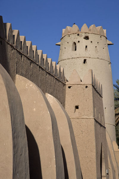 Watchtower and fortified wall of the residential section of the fort | Al Jahili fort | Verenigde Arabische Emiraten