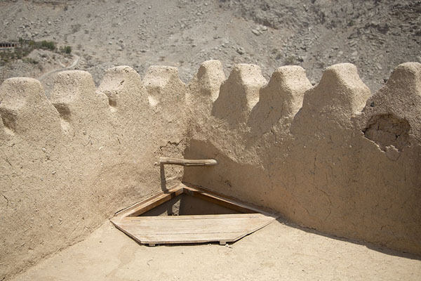 Corner of the roof of Dhayah Fort with access hole | Dhayah Fort | Verenigde Arabische Emiraten