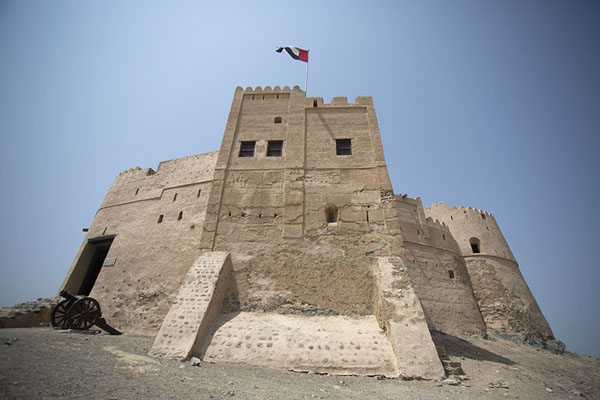Photo de Emirats Arabes Unis (Fujairah Fort rising above its surroundings on top of a hill)