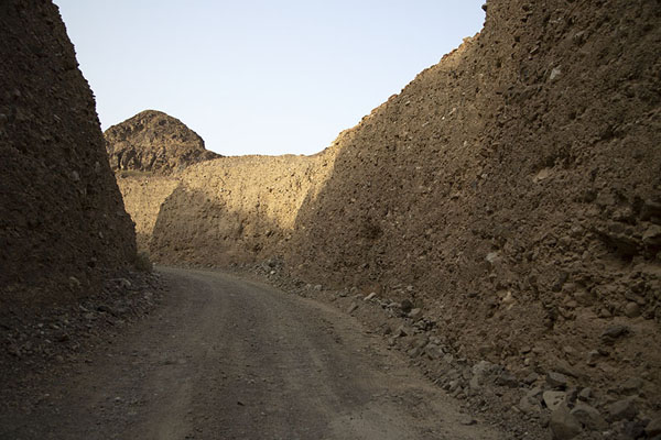 Foto van Walled road in the west of Madha enclaveMadha Nahwa Enclave - Verenigde Arabische Emiraten
