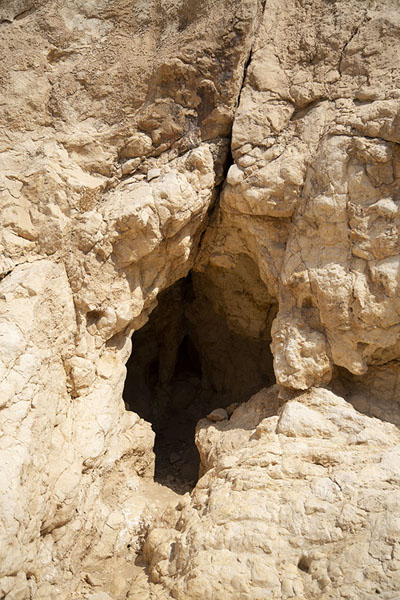 Frontal view of Fay-NE-10 wadi cave | Centro arqueológico de Mleiha | Emiratos Arabes Unidos