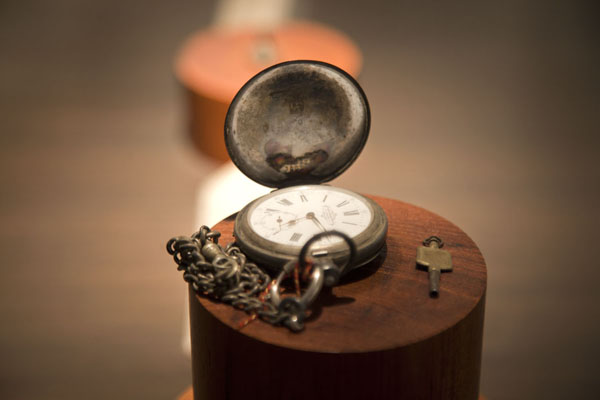 Foto van Old watch on display in one of the exhibits of the houseDubai - Verenigde Arabische Emiraten