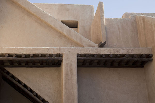 Sideview of the house with stairs leading up to the majlis | Sheikh Saeed al-Maktoum House | Verenigde Arabische Emiraten