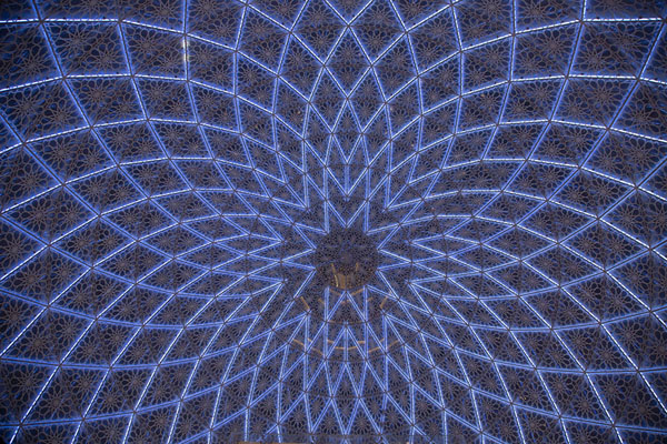 Looking up one of the cupolas at night | Gran mezquita del Sheikh Zayed | Emiratos Arabes Unidos