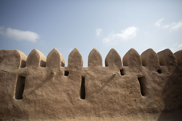 Crenellated wall of Wahla Fort | Forteresse de Wahla | Emirats Arabes Unis