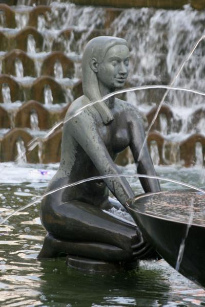 Picture of Birmingham: statue in the middle of the fountain on Victoria Square