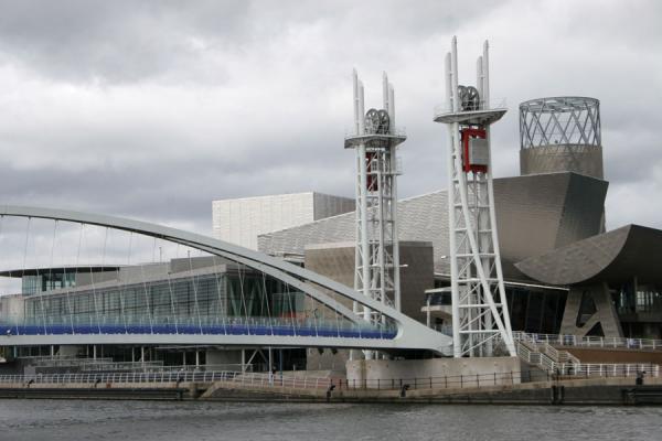 Picture of Salford Quays (United Kingdom): Lowry and footbridge in Salford Quays