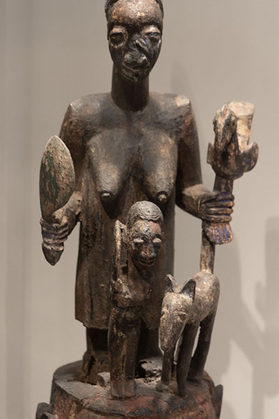 Photo de Wooden sculpture on display in the Museum of Fine ArtsBoston - les Etats-Unis