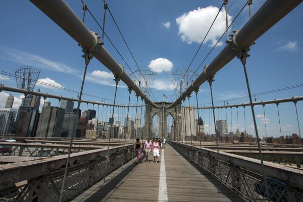 Characteristic for a suspension bridge: steel cables hold Brooklyn Bridge in place | Brooklyn Bridge | United States