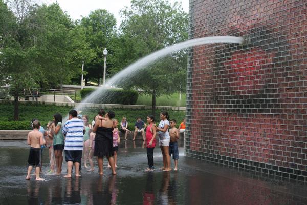 Foto di Water spouting out of one of the block towers at Crown FountainChicago - Stati Uniti