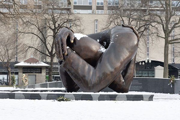 Sculpture of the Embrace in Boston Common, near the beginning of the Freedom Trail | Freedom Trail | les Etats-Unis