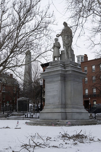 Photo de The Soldiers Monument with the obelisk on Bunker Hill in the backgroundBoston - les Etats-Unis