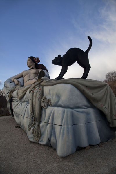 Model of the Olympia painting by Monet, by Seward Johnson | Grounds for Sculpture | Stati Uniti