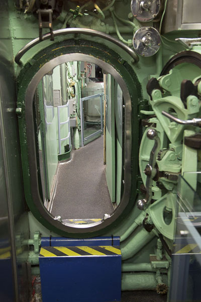 Foto di Door inside the Growler submarineIntrepid Sea Air Space Museum - Stati Uniti