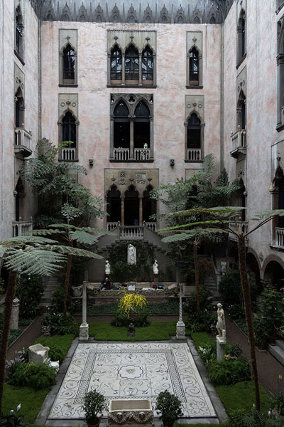 Foto di View of the courtyard of the Isabella Stewart Gardner MuseumBoston - Stati Uniti